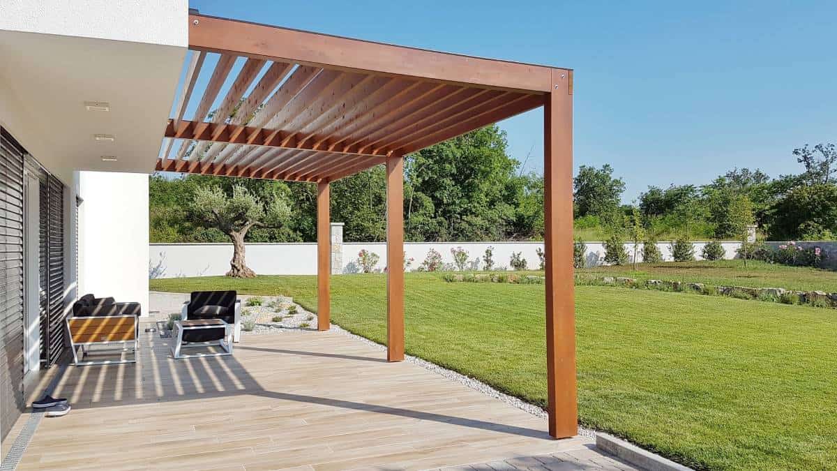 Een moderne houten pergola in een tuin.