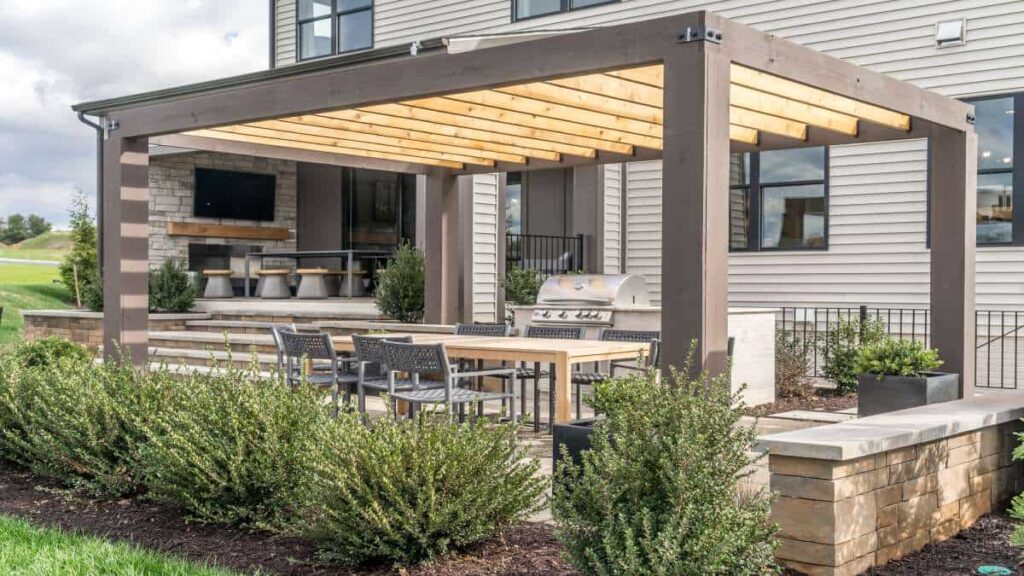 Een terrasoverkapping inrichten met meubels.