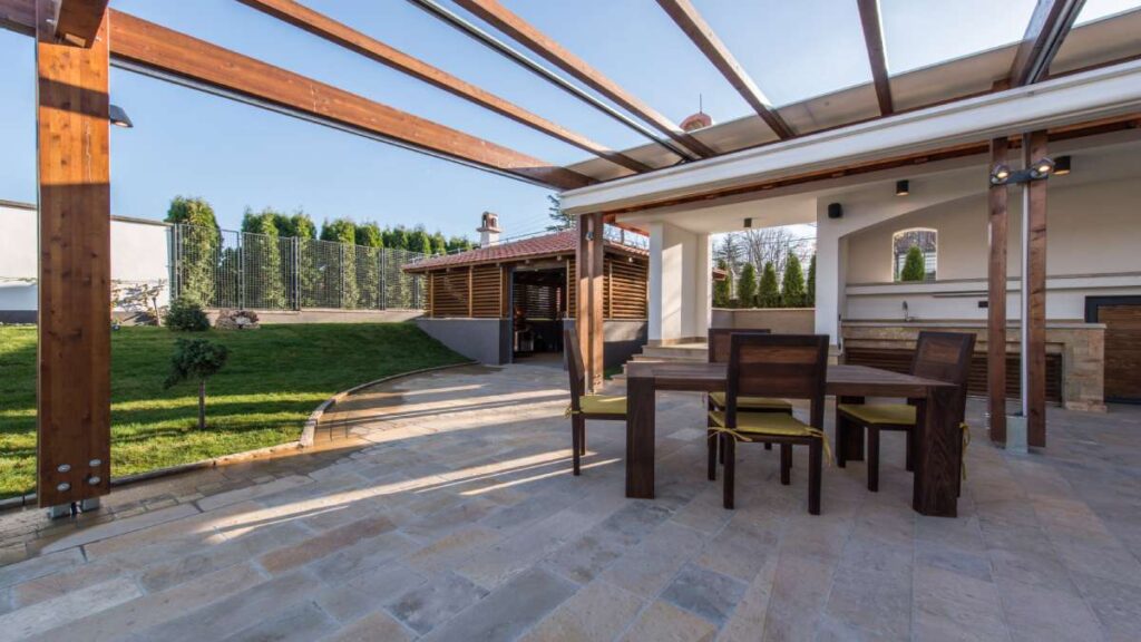 Terrasoverkapping met uitschuifbaar dak.
